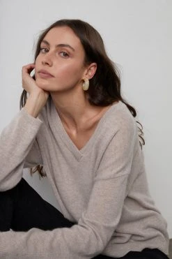 Velvet By Graham & Spencer Womens ABBIE V-NECK CASHMERE SWEATER