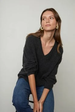 Velvet By Graham & Spencer Womens ABBIE V-NECK CASHMERE SWEATER