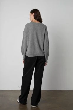 Velvet By Graham & Spencer BRYNNE CASHMERE CREW NECK SWEATER 32 Velvet By Graham & Spencer BRYNNE CASHMERE CREW NECK SWEATER