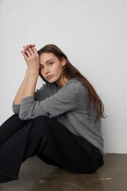 Velvet By Graham & Spencer BRYNNE CASHMERE CREW NECK SWEATER 34 Velvet By Graham & Spencer BRYNNE CASHMERE CREW NECK SWEATER