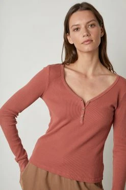 Velvet By Graham & Spencer Womens HILARY COTTON THERMAL HENLEY