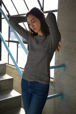 Velvet By Graham & Spencer ZOFINA GAUZY WHISPER FITTED CREW NECK TEE