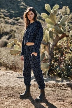 Velvet By Graham & Spencer TRINITY PRINTED CROPPED SWEATSHIRT Womens 11 Velvet By Graham & Spencer TRINITY PRINTED CROPPED SWEATSHIRT Womens