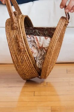 Velvet By Graham & Spencer Accessories RONNIE CROSSBODY BY BEACHGOLD 7 Velvet By Graham & Spencer Accessories RONNIE CROSSBODY BY BEACHGOLD