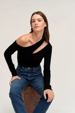 Velvet By Graham & Spencer Womens ROSALINA CUT OUT TOP 14 Velvet By Graham & Spencer Womens ROSALINA CUT OUT TOP