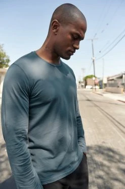 Velvet By Graham & Spencer SKEETER WHISPER CLASSIC CREW NECK TEE Mens 44 Velvet By Graham & Spencer SKEETER WHISPER CLASSIC CREW NECK TEE Mens