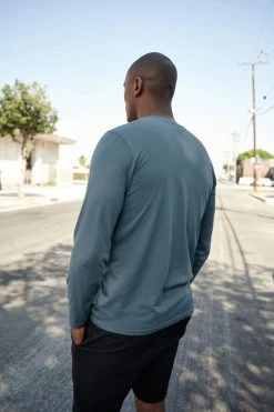 Velvet By Graham & Spencer SKEETER WHISPER CLASSIC CREW NECK TEE Mens 46 Velvet By Graham & Spencer SKEETER WHISPER CLASSIC CREW NECK TEE Mens